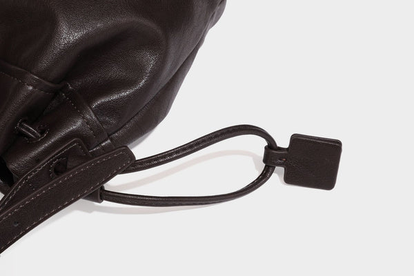 Kleine Beuteltasche in genarbter Lederoptik mit Kordelzug, verstellbarem Crossbody-Riemen und silberfarbenen Beschlägen, Detailansicht 33