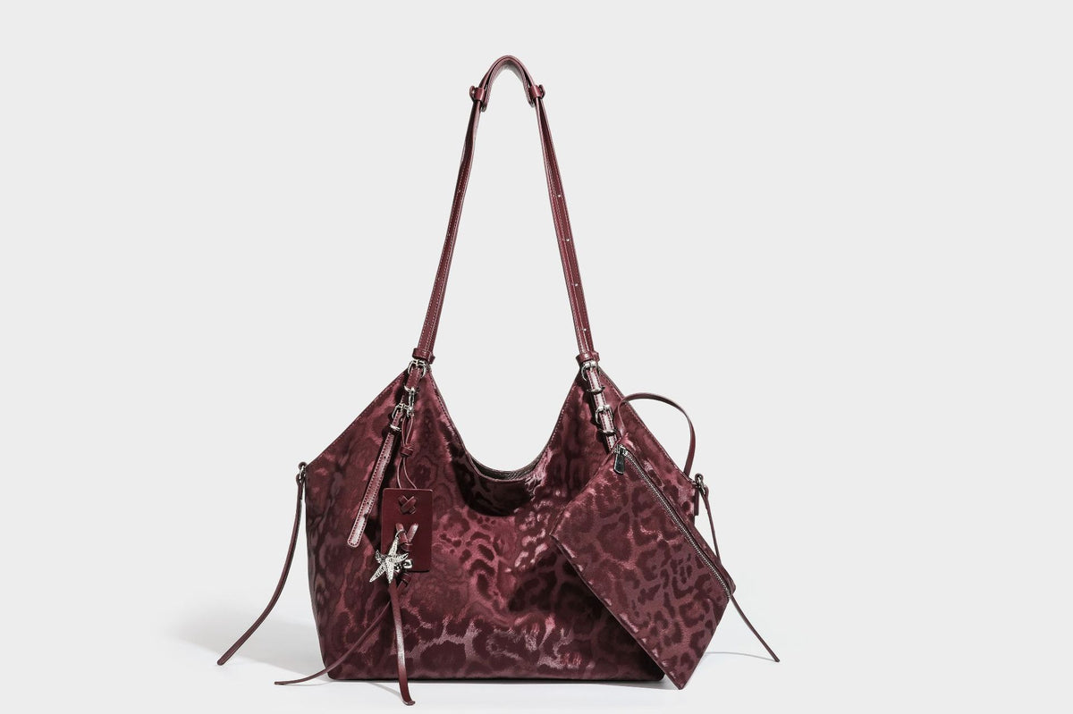 Große, glänzende Hobo-Schultertasche mit Leopardenprint, abnehmbarem Reißverschlusstäschchen und silberfarbenem Seestern-Anhänger, Detailansicht