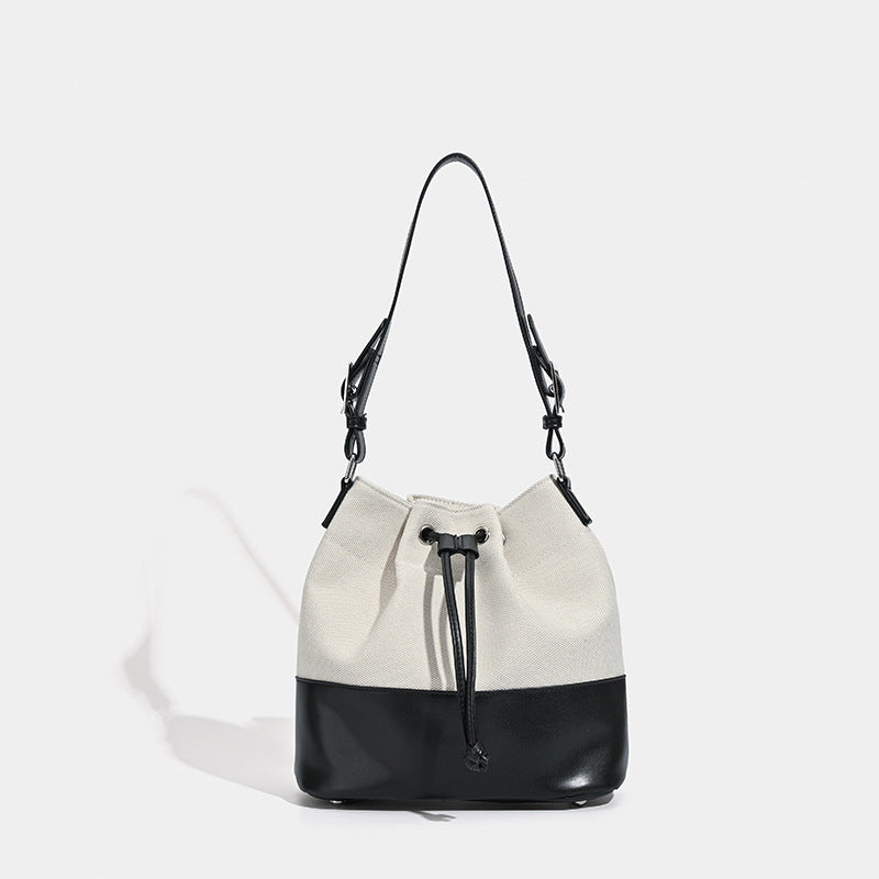 Beigefarbene Bucket-Bag aus Canvas mit Kordelzug, kontrastierendem Unterteil in Lederoptik und verstellbarem Schulterriemen, Detailansicht 6