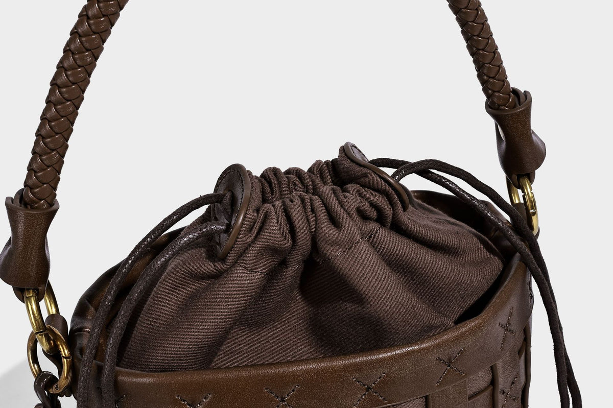 Kleine gewebte Bucket-Bag mit Karomuster-Einsatz, geflochtenem Tragegriff, Kordelzugverschluss, Perlenanhänger und abnehmbarem Schulterriemen