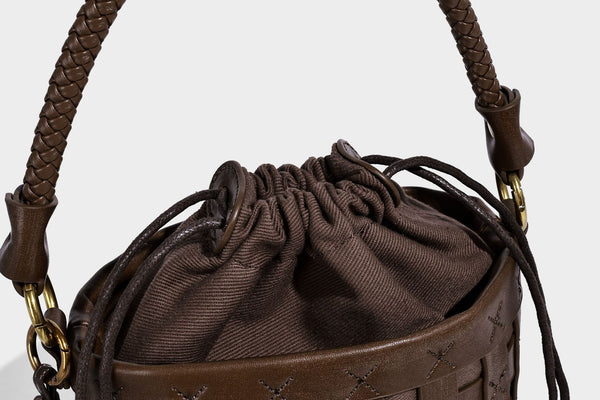 Kleine gewebte Bucket-Bag mit Karomuster-Einsatz, geflochtenem Tragegriff, Kordelzugverschluss, Perlenanhänger und abnehmbarem Schulterriemen