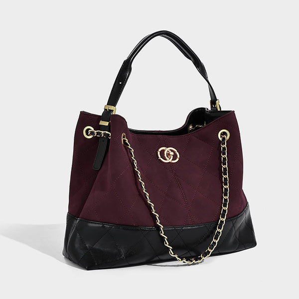 Gesteppte zweifarbige Schulter-Tote-Bag mit goldfarbener Kettenriemen und ineinandergreifendem Ringemblem im Colorblocking aus Apricot und Schwarz, Detailansicht