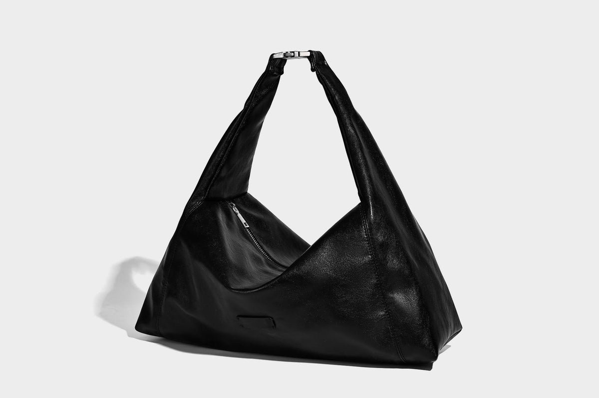 Übergroße, lässig weich fallende Hobo-Schultertasche in Denim-Optik mit breitem verstellbarem Riemen und Reißverschluss oben, Detailansicht 16