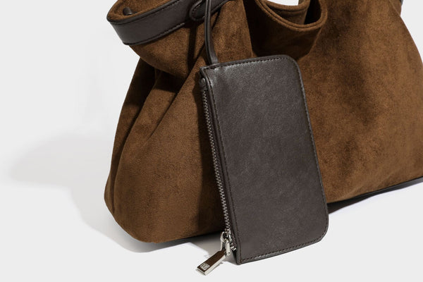 Große, weich fallende Tote aus Wildlederoptik in warmem Braun mit dunklen glatten Besätzen, zwei Tragegriffen, abnehmbarem Reißverschluss-Etui und, Detail