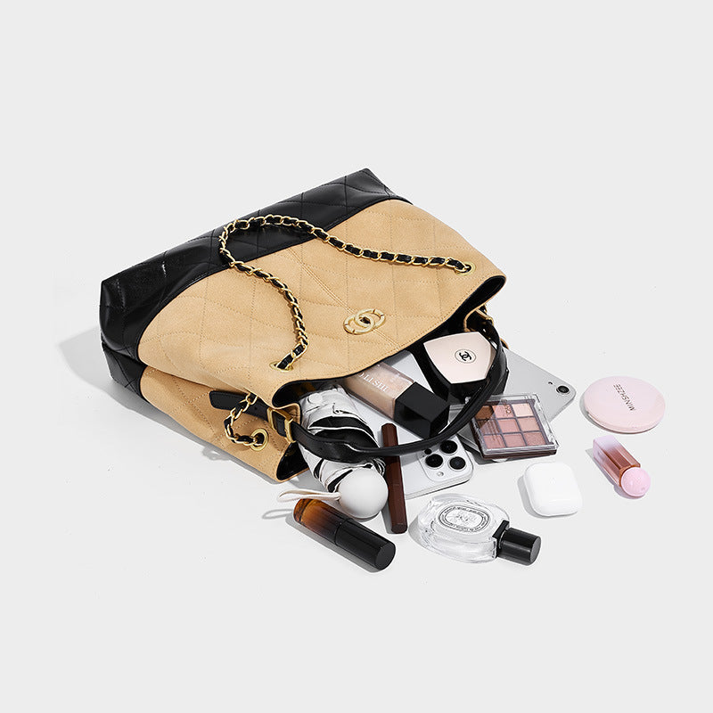 Gesteppte zweifarbige Schulter-Tote-Bag mit goldfarbener Kettenriemen und ineinandergreifendem Ringemblem im Colorblocking aus Apricot und Schwarz, Detailansicht