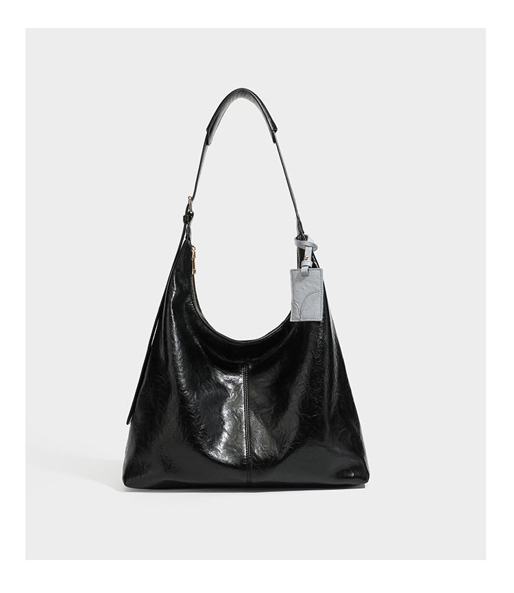 Große dunkelbraune, glänzende, geknautschte Hobo-Schultertasche mit Reißverschluss, goldfarbenen Beschlägen, verstellbarem Riemen und hellblauem