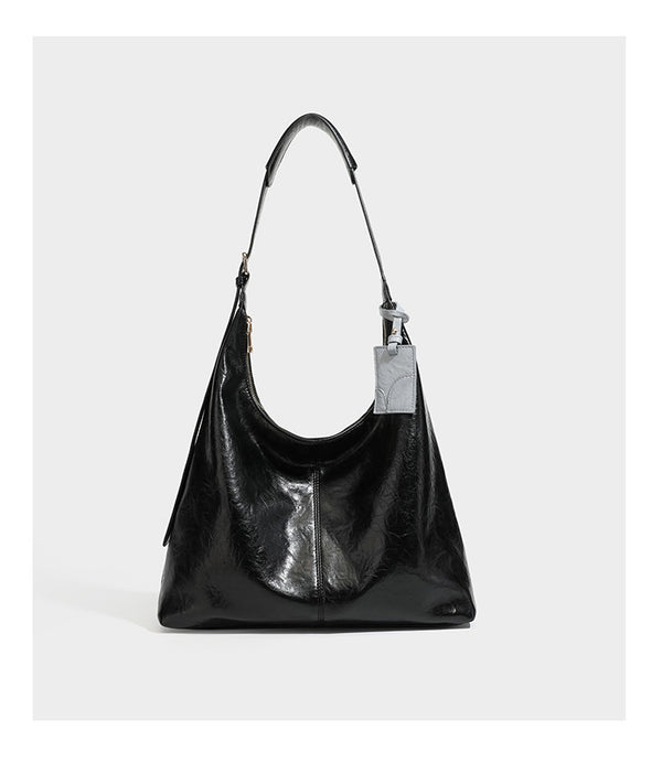 Große dunkelbraune, glänzende, geknautschte Hobo-Schultertasche mit Reißverschluss, goldfarbenen Beschlägen, verstellbarem Riemen und hellblauem