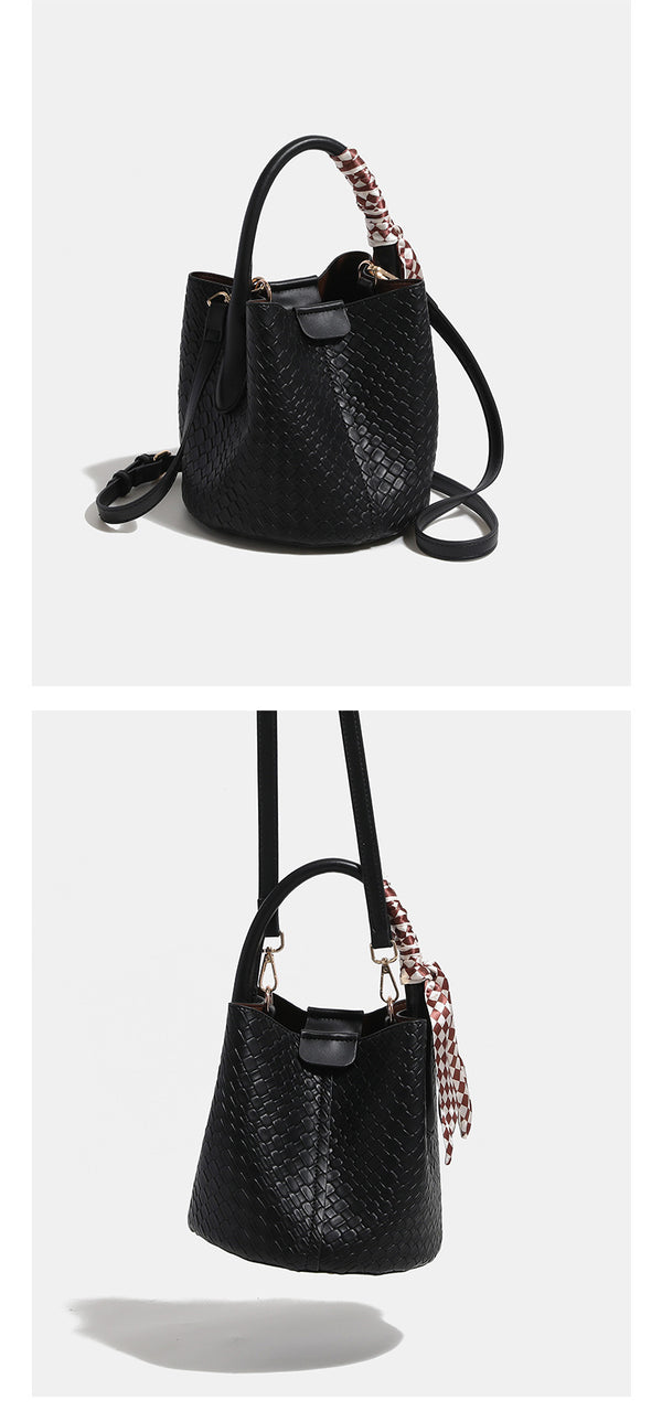 Geprägte Flechtoptik-Beuteltasche mit Verschlusslasche und Druckknopf, kurzem Tragegriff, kariertem Schaldetail und goldfarbenen Beschlägen, Detailansicht