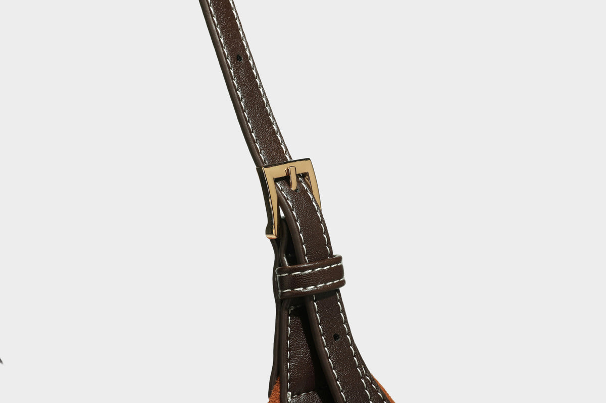 Lässig fallende Hobo-Schultertasche in warmem Braun mit dunkler Kontrastverzierung in Lederoptik, geschwungenem Reißverschluss und langem, detail