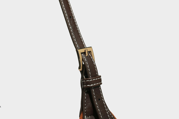 Lässig fallende Hobo-Schultertasche in warmem Braun mit dunkler Kontrastverzierung in Lederoptik, geschwungenem Reißverschluss und langem, detail