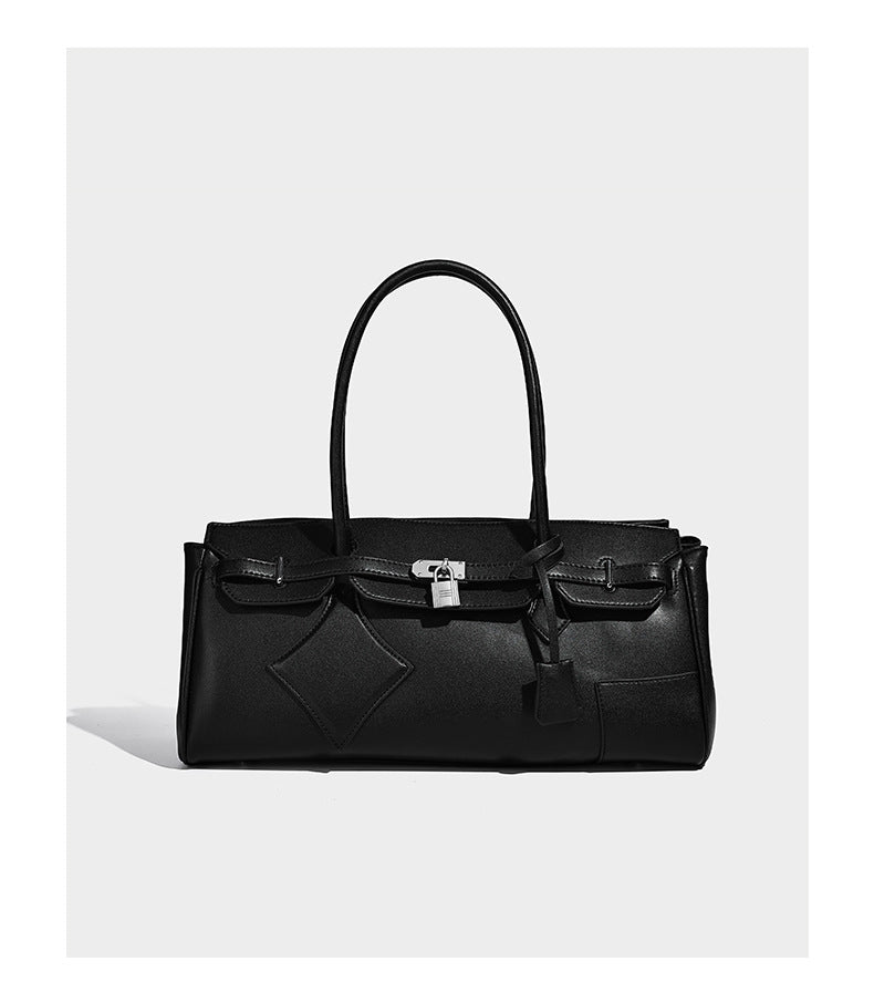 Strukturierte Tote-Bag in schwarzer Lederoptik mit Drehverschluss in Vorhängeschloss-Optik, dekorativen Riemendetails und abgerundeten Doppelhenkeln
