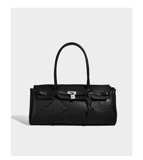 Strukturierte Tote-Bag in schwarzer Lederoptik mit Drehverschluss in Vorhängeschloss-Optik, dekorativen Riemendetails und abgerundeten Doppelhenkeln