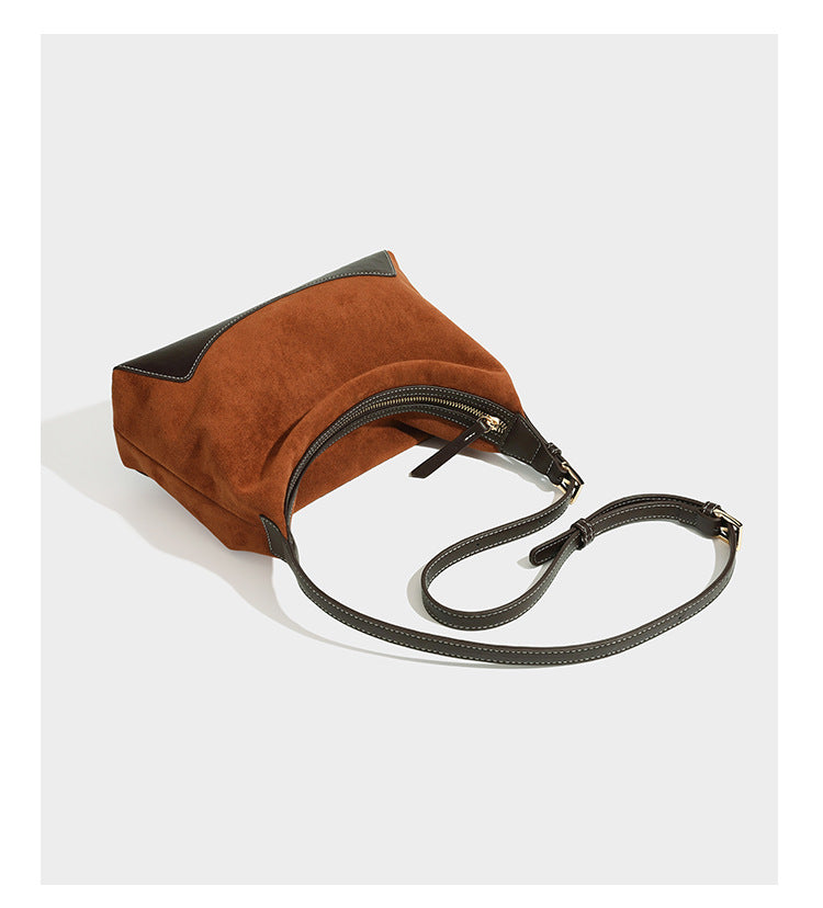 Weiche Hobo-Schultertasche in warmem Braun in Wildlederoptik mit dunklem kontrastierendem Lederimitat-Besatz, geschwungenem Reißverschluss und langem, Detailansicht