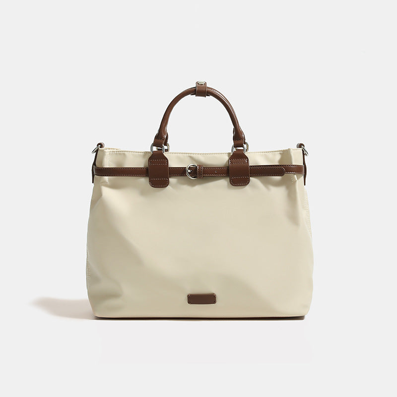 Strukturierte wandelbare Tote-Bag aus mattem Nylon mit braunem Besatz in Kunstlederoptik, Schnallengurt-Detail und Beschlägen in Silberoptik
