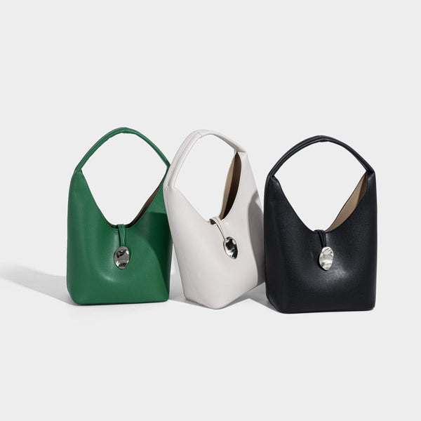 Glatte, matte Hobo-Schultertasche in Lederoptik mit gewölbtem oberen Griff und silberfarbenem ovalem Anhänger, Detailansicht 2