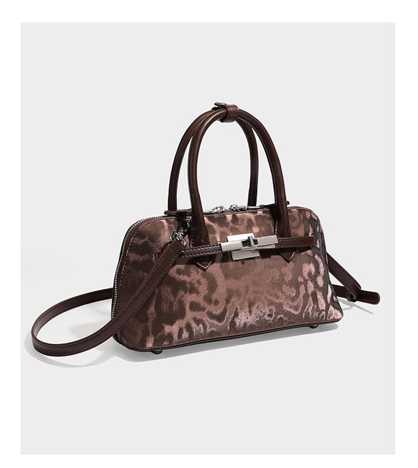 Strukturierte Henkeltasche mit tonal abgestimmtem Leopardenprint, Besatz in Lederoptik, gerollten Henkeln, vorderem Drehverschluss und