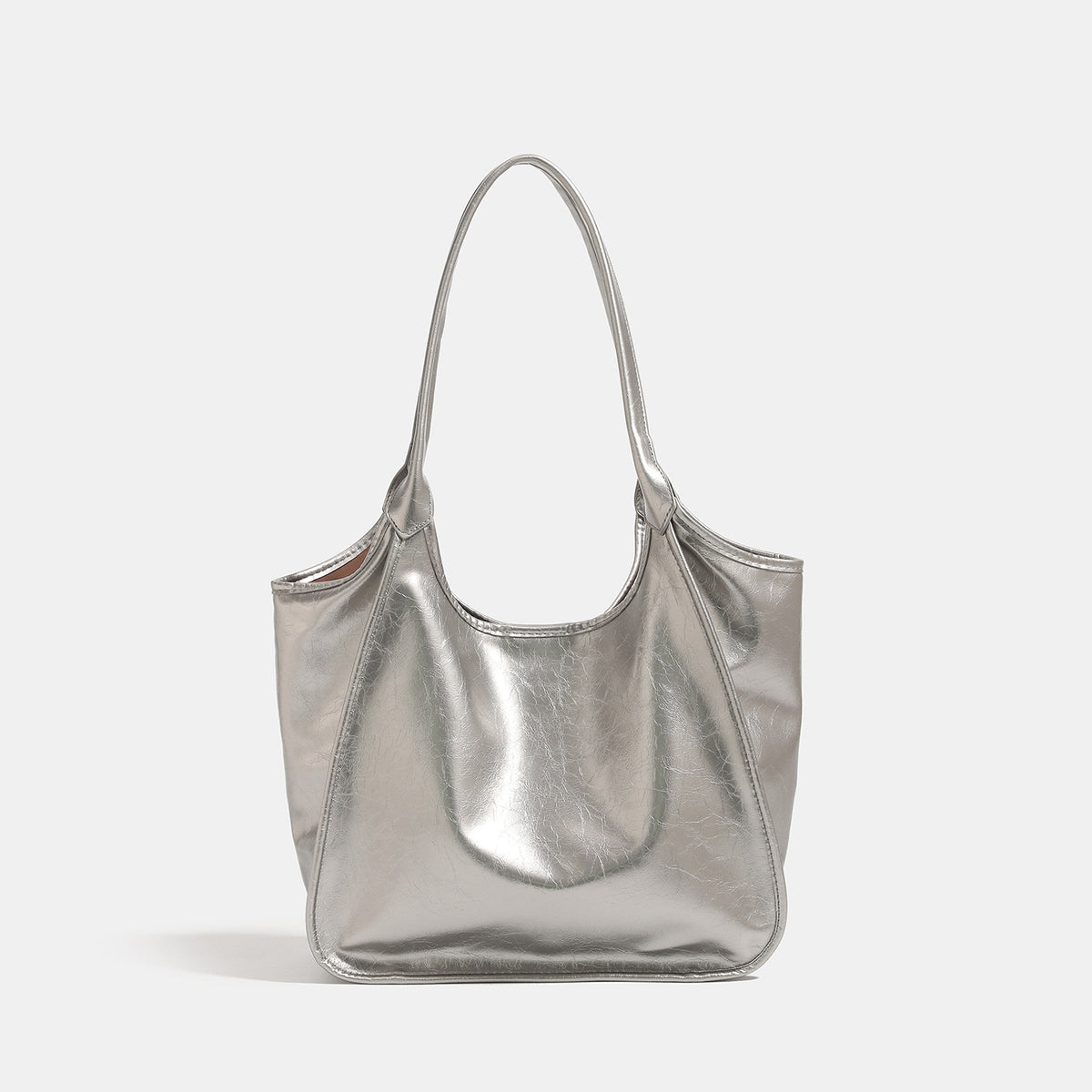 Große offene Schulter-Tote-Bag mit glänzender geknautschter Metallic-Oberfläche und langen Doppelriemen, Vorderansicht