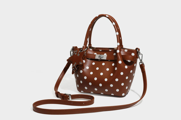 Kleine strukturierte Mini-Tote-Bag mit Punkten in Braun und weißen Tupfen, Sternanhänger, zwei Tragegriffen und abnehmbarem Schulterriemen