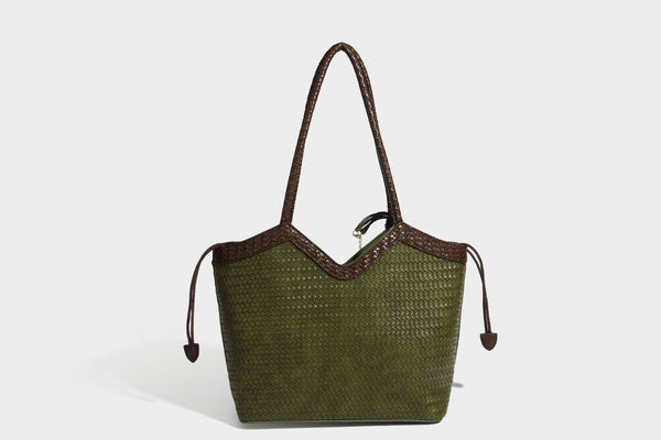 Olivgrüne Tote-Bag in Korbgeflecht-Optik mit dunkelbraunen geflochtenen Schulterriemen, seitlichen Kordelzügen und Perlenanhänger in Goldoptik