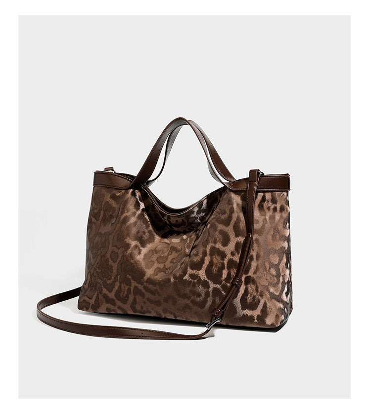 Glänzende Tote-Bag mit Leopardenmuster, dunkelbraunem Besatz in Lederoptik und zwei Tragegriffen, Detailansicht 11