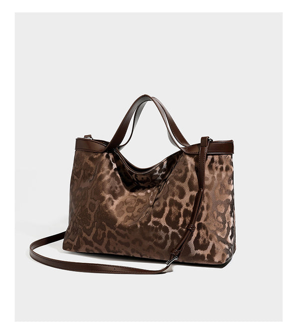 Glänzende Tote-Bag mit Leopardenmuster, dunkelbraunem Besatz in Lederoptik und zwei Tragegriffen, Detailansicht 11