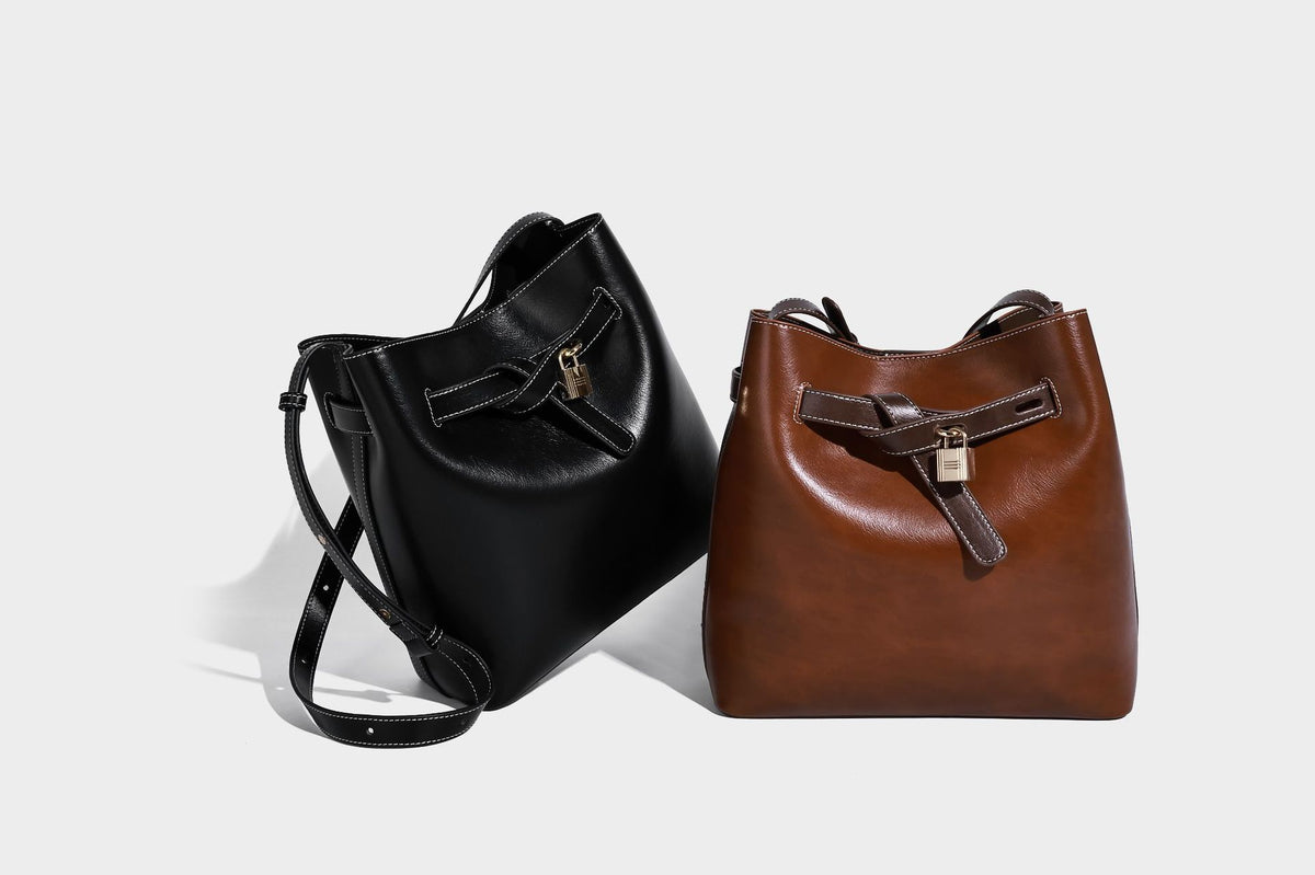 Glänzende Beuteltasche in Lederoptik mit Riemendetail mit Vorhängeschloss und verstellbarem langem Riemen, Detailansicht 28