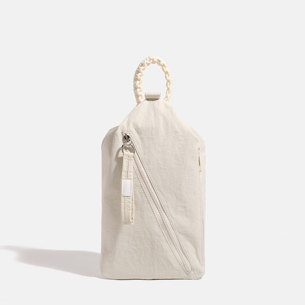 Lässige Crossbody-Bag aus weichem Stoff mit geflochtenem Kordel-Tragegriff, diagonalem Reißverschlussfach auf der Vorderseite und silberfarbenen Details, Detailansicht