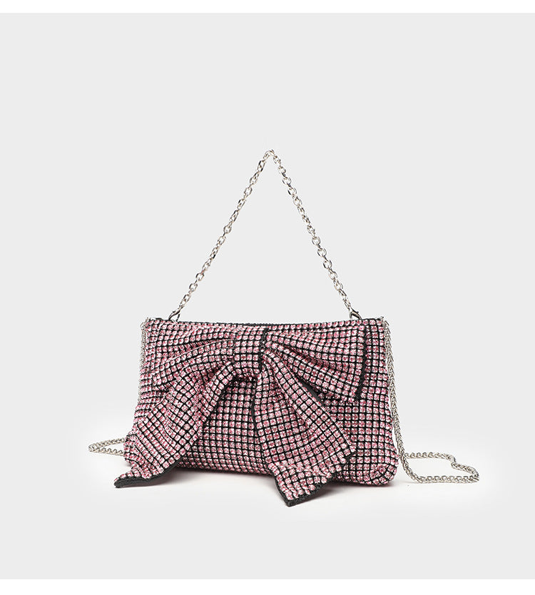Kleine rechteckige, mit Strasssteinen besetzte Schleifen-Clutch zum Umhängen mit silberfarbener Kettenriemen, Detailansicht 16