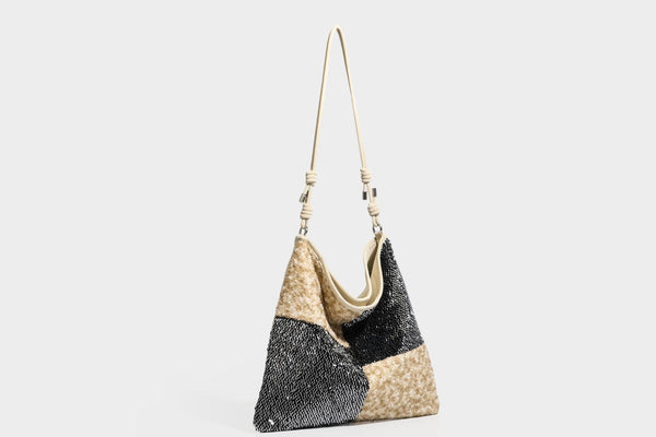 Lässig-weicher Patchwork-Schultershopper mit Pailletten, schwarz-goldenen oder creme-silbernen Colorblocking-Einsätzen und verstellbarem, schmalem Riemen