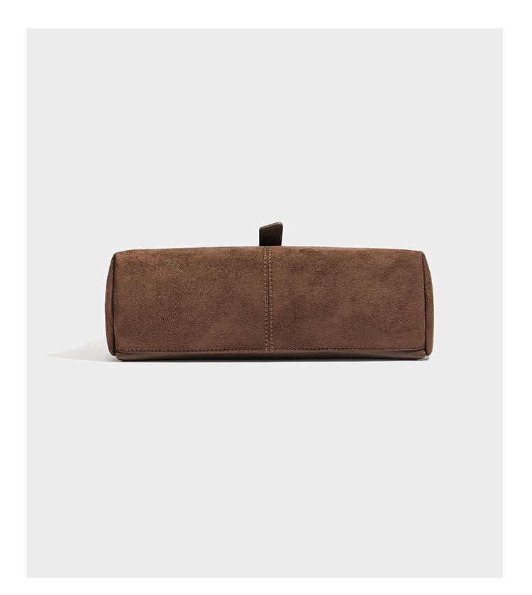 Formstabile Satchel-Tasche mit mattem Veloursleder-Finish, Überschlag, goldfarbenen Emblem-Beschlägen, kurzem Tragegriff und verstellbarem Crossbody-Riemen