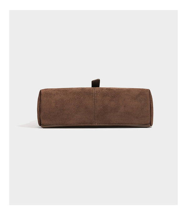 Formstabile Satchel-Tasche mit mattem Veloursleder-Finish, Überschlag, goldfarbenen Emblem-Beschlägen, kurzem Tragegriff und verstellbarem Crossbody-Riemen