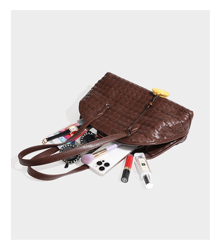 Strukturierte kuppelförmige Schulter-Tote-Bag mit geometrischer Flechtoptik in Lederoptik, langen Doppelriemen, Reißverschluss oben und rundem