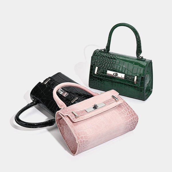 Strukturierte Mini-Henkeltasche in glänzender Lederoptik mit Krokoprägung und silberfarbenem Drehverschluss und