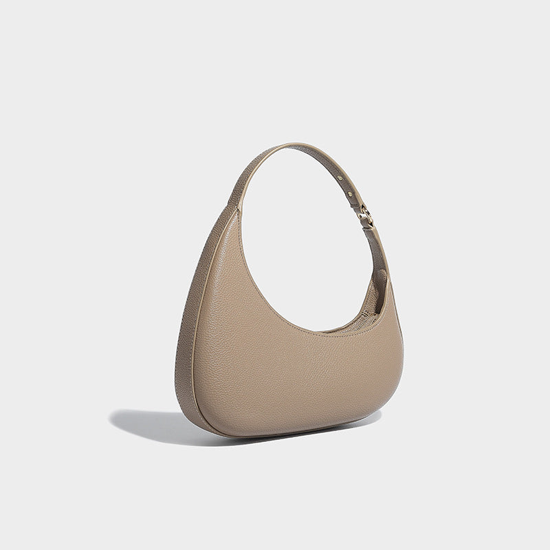 Halbmondförmige Hobo-Schultertasche in genarbter Lederoptik mit schmalem Riemen und goldfarbenen Reißverschlussbeschlägen, Detailansicht 3