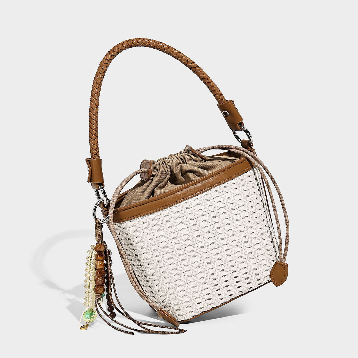 Kleine geflochtene Bucket-Bag mit Kordelzugverschluss, geflochtenem Henkel, Besatz in hellbrauner Lederoptik und Quasten-Anhänger mit Perlen, Detailansicht 3