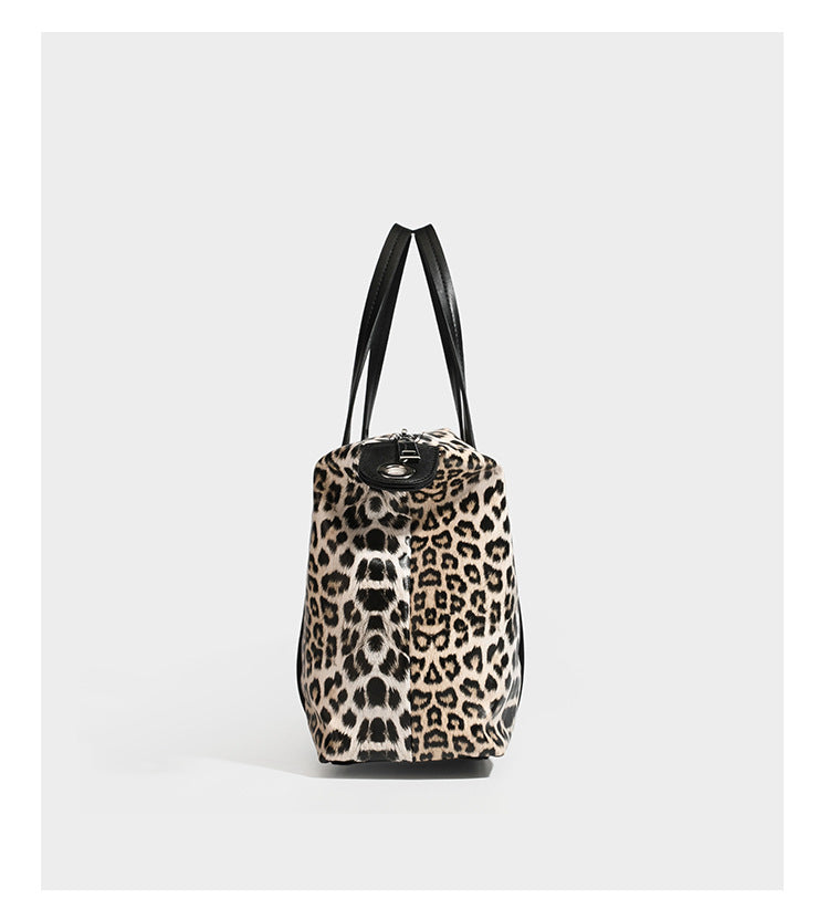 Tote-Bag in glänzender Lederoptik mit Leopardenmuster, schwarzen Besätzen, Reißverschluss oben und zwei Schultergriffen, Detailansicht 11