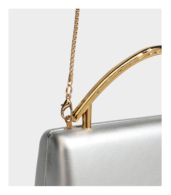 Formstabile, rechteckige Clutch mit Henkel in Rosenknospenform in Goldoptik und abnehmbarem Kettenriemen in Metallic-Optik, Detail