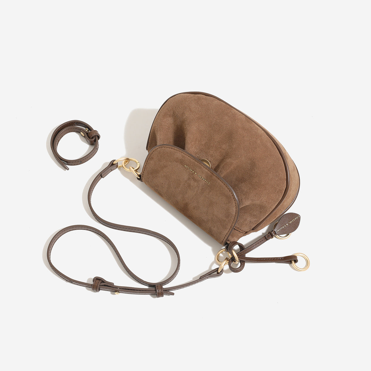 Kleine Sattel-Umhängetasche mit Klappe, goldfarbenen Ringbeschlägen und verstellbarem Riemen, Detailansicht 3
