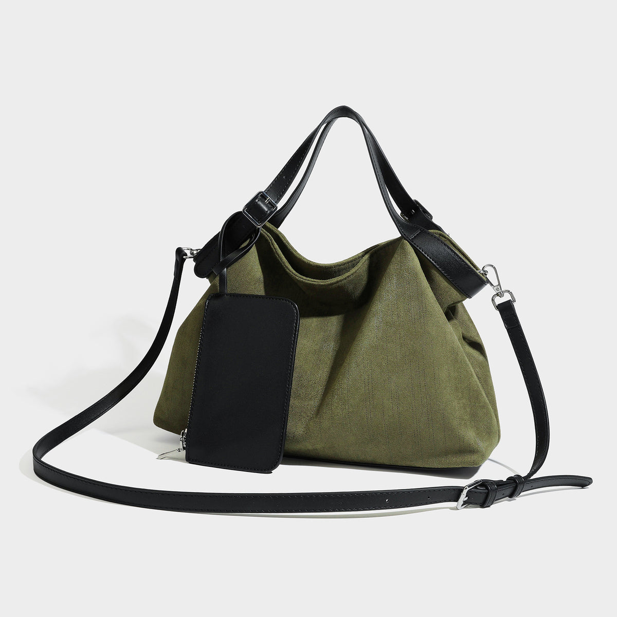 Lässig geschnittene Tote-Tasche in Olivgrün mit Canvas-Optik, schwarzen Henkeln in Lederoptik, abnehmbarer Reißverschlusstasche und silberfarbenen Beschlägen