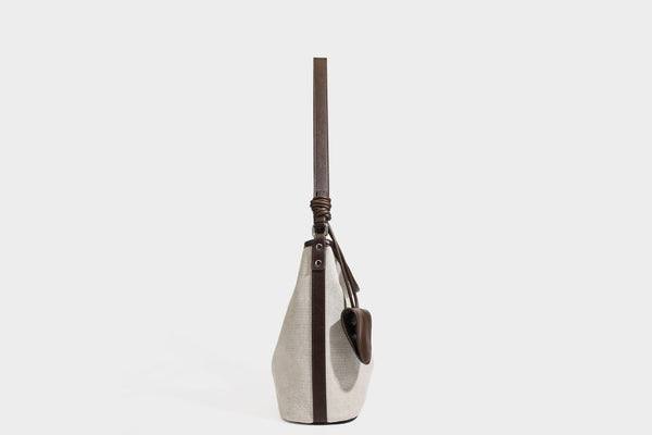 Oatfarbene Canvas-Schultertasche mit dunkelbraunem Besatz in Lederoptik, langem verstellbarem Riemen und angebrachter Mini-Tasche mit Überschlag, Detailansicht