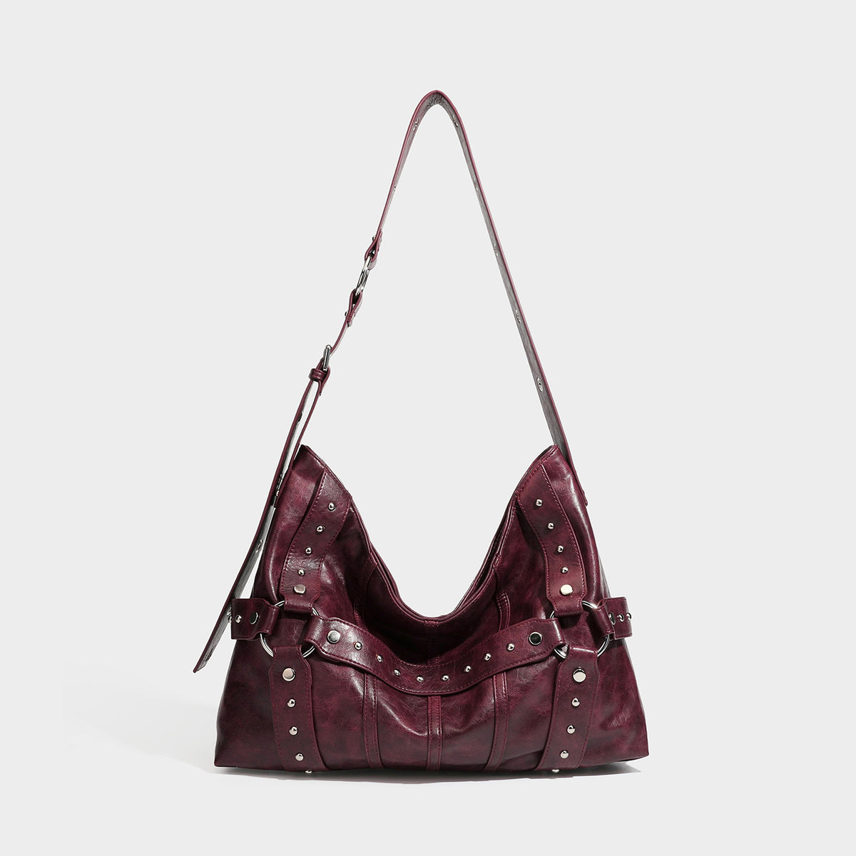 Lässige Hobo-Schultertasche mit glänzender Oberfläche in Lederoptik, silberfarbenen Nieten, Riemendetail mit Schnalle und Reißverschluss oben