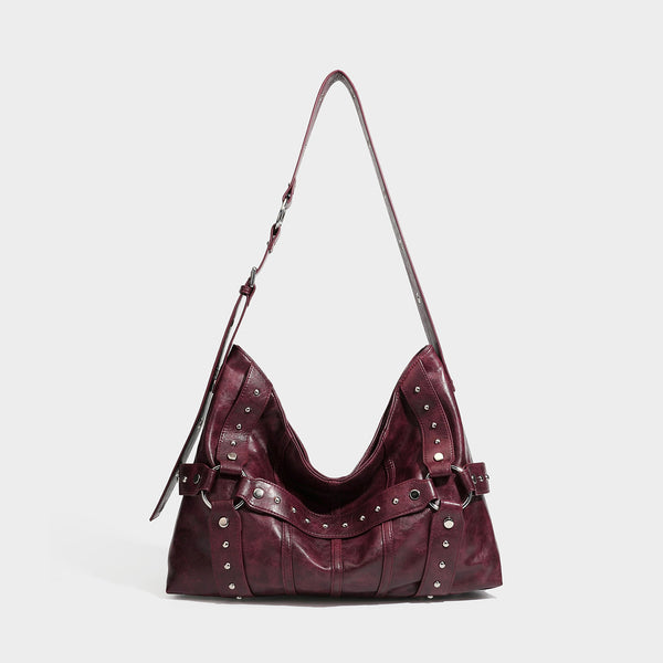 Lässige Hobo-Schultertasche mit glänzender Oberfläche in Lederoptik, silberfarbenen Nieten, Riemendetail mit Schnalle und Reißverschluss oben