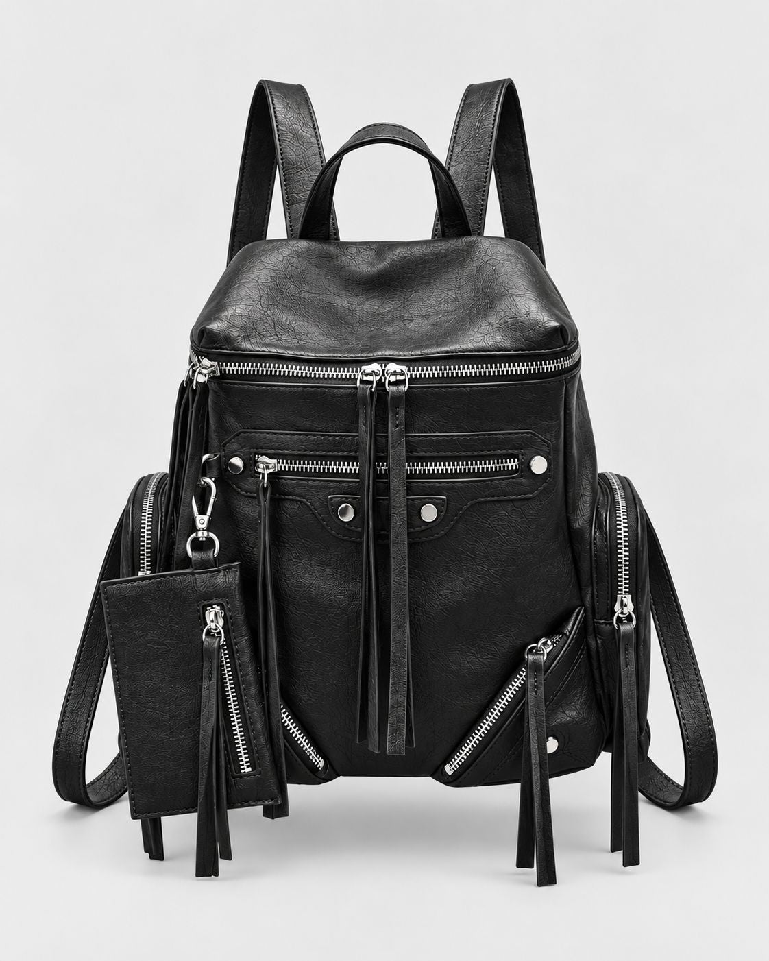 Schwarze strukturierte Rucksacktasche in Lederoptik mit mehreren silberfarbenen Reißverschlusstaschen, Quastenanhängern und abnehmbarem Mini-Täschchen