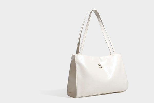 Strukturierte rechteckige Tote-Schultertasche aus glänzender, geknitterter Lederoptik mit langen Doppelträgern und Emblem in Goldoptik