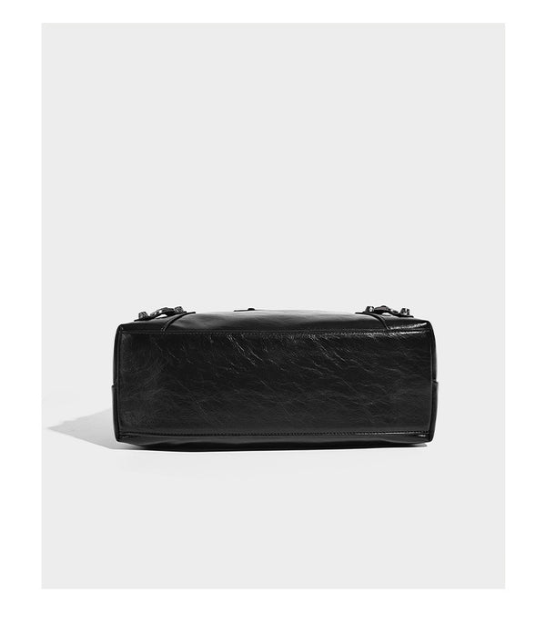 Große, glänzende Hobo-Schultertasche mit geknautschtem Effekt, dunkelfarbenen Nieten, Reißverschluss, vorderem Reißverschlussfach und verstellbarem Crossbody-Riemen