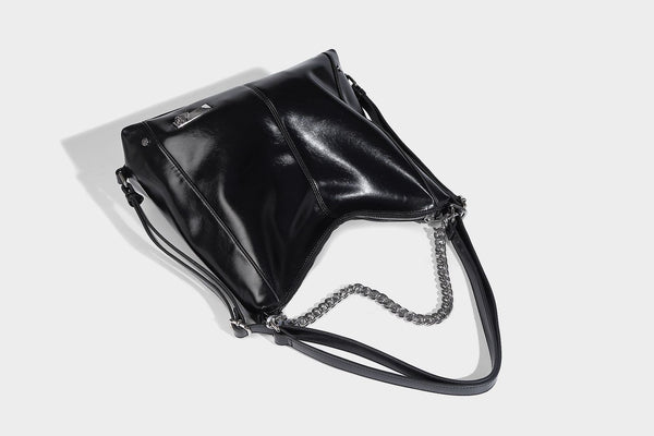 Glänzend schwarze Hobo-Shopper-Tasche mit silberfarbenem Kettenakzent, Reißverschluss oben und langen Schulterriemen, Detailansicht 22