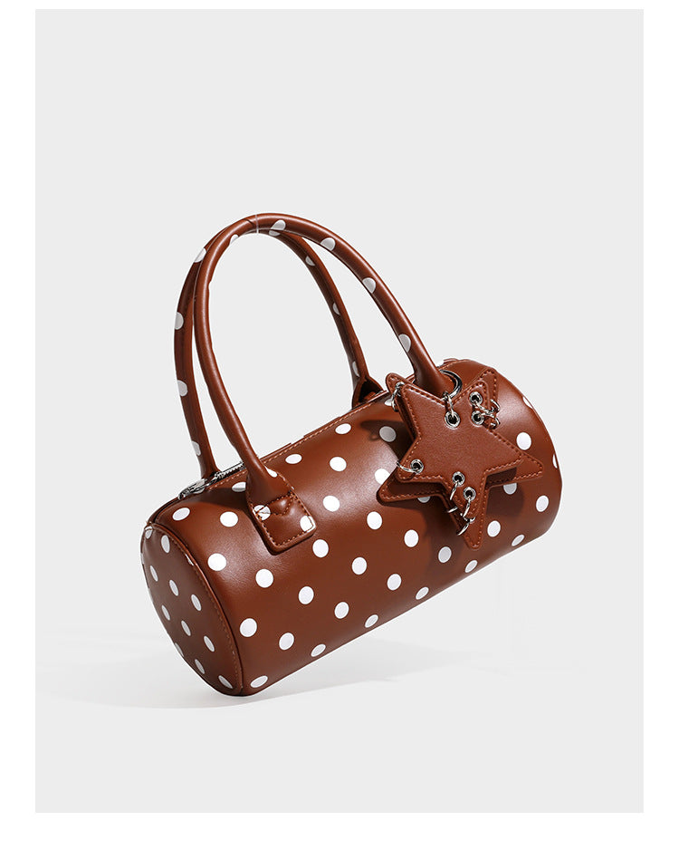 Glänzende Tasche in Zylinderform mit Polka-Dot-Muster, abgerundeten Tragegriffen, Sternanhänger und abnehmbarem Crossbody-Riemen, Detailansicht 8