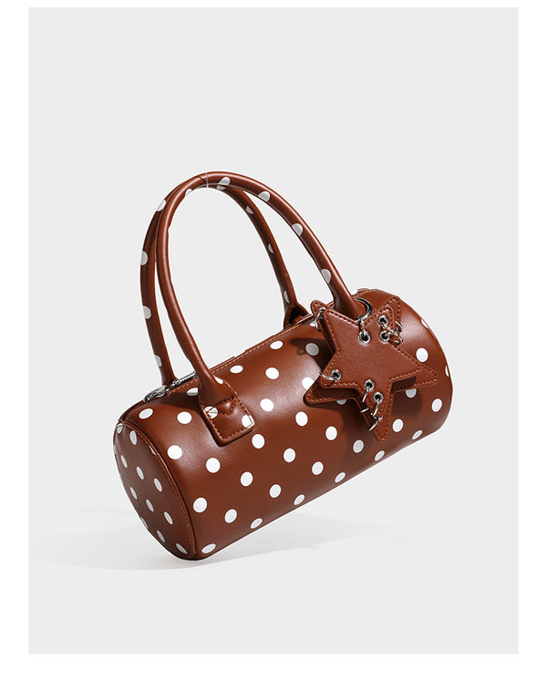 Glänzende Tasche in Zylinderform mit Polka-Dot-Muster, abgerundeten Tragegriffen, Sternanhänger und abnehmbarem Crossbody-Riemen, Detailansicht 8