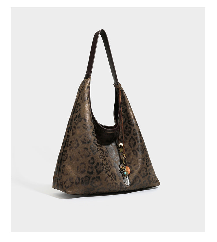 Weich fallende Hobo-Tote-Bag mit Leopardenmuster in Beige und Braun, dunkelbraunem Riemen in Lederoptik und herabhängenden Perlenanhänger-Beschlägen