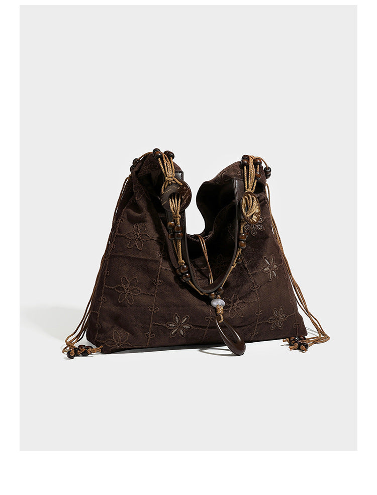 Dunkelbraune bestickte Hobo-Tote-Bag mit Schulterriemen in Lederoptik und Perlen, geknoteten Quastenbändern und ovalen Ringbeschlägen